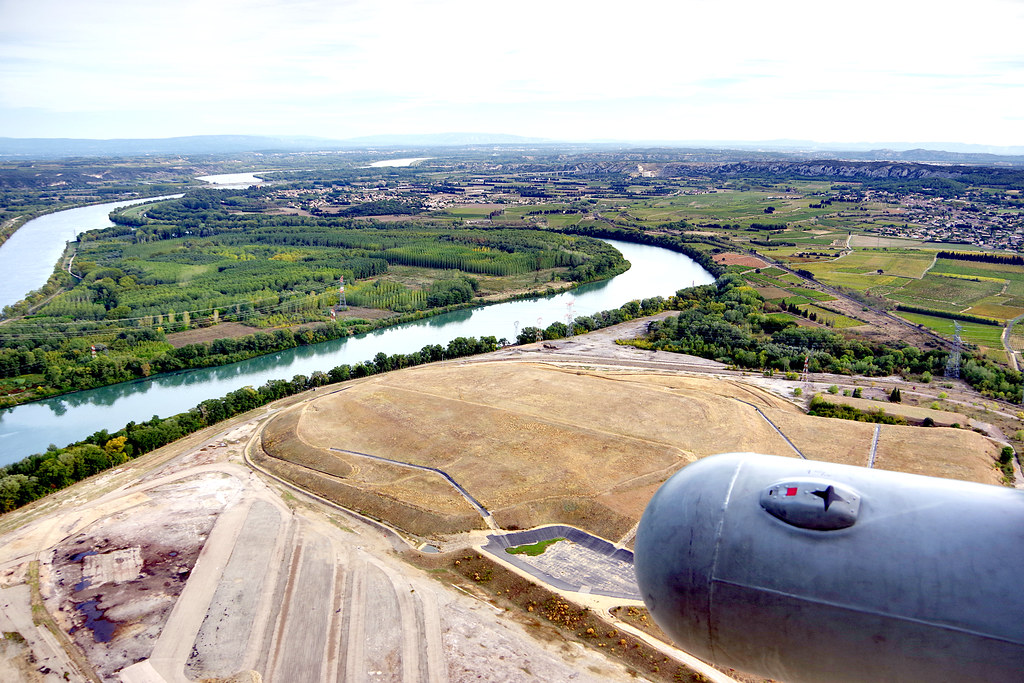 Uçaktan Görünen Kıvrımlı Nehir ve Yeşil Vadinin Havadan Panoraması