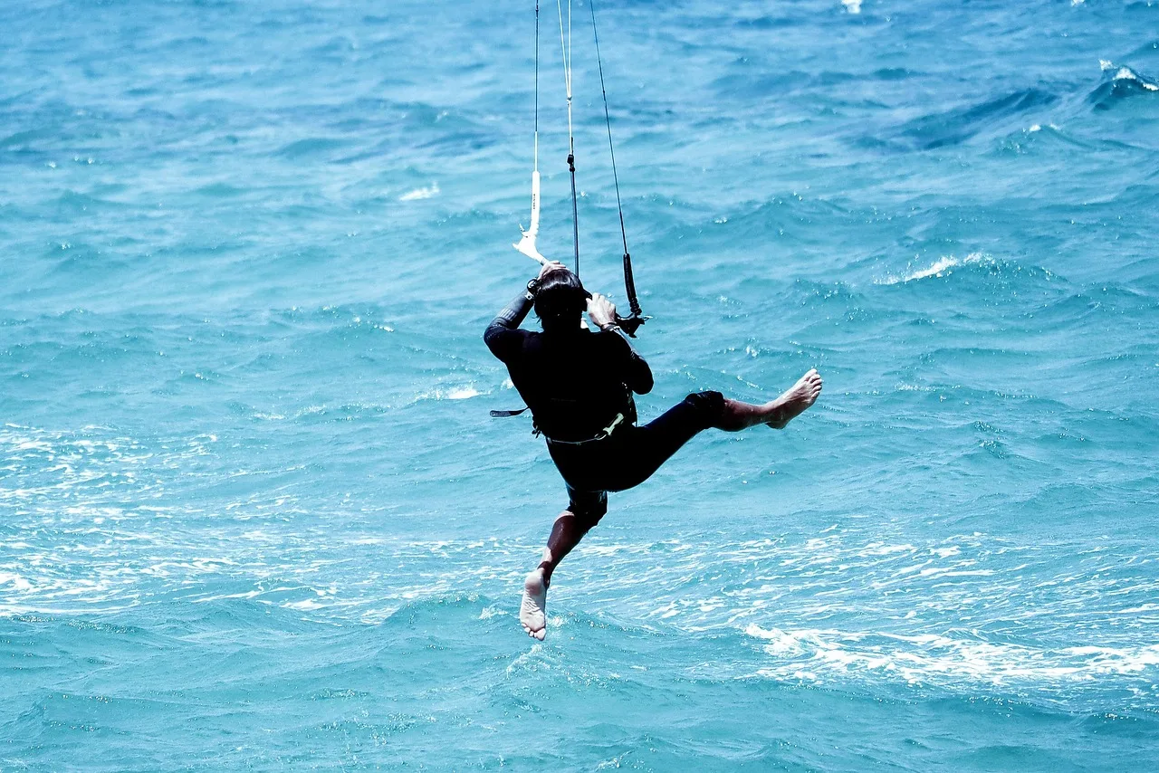 Uçurtma sörfü yapan deniz üstünde sıçrayan sporcu