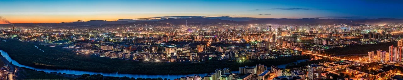 Ulaanbaatar gece manzarası - geniş panoramik şehir silueti