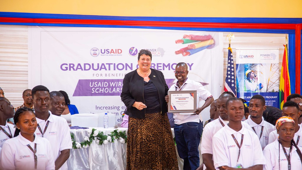 USAID Burs Programı Mezuniyet Töreninde Sertifika Takdimi ve Kutlama