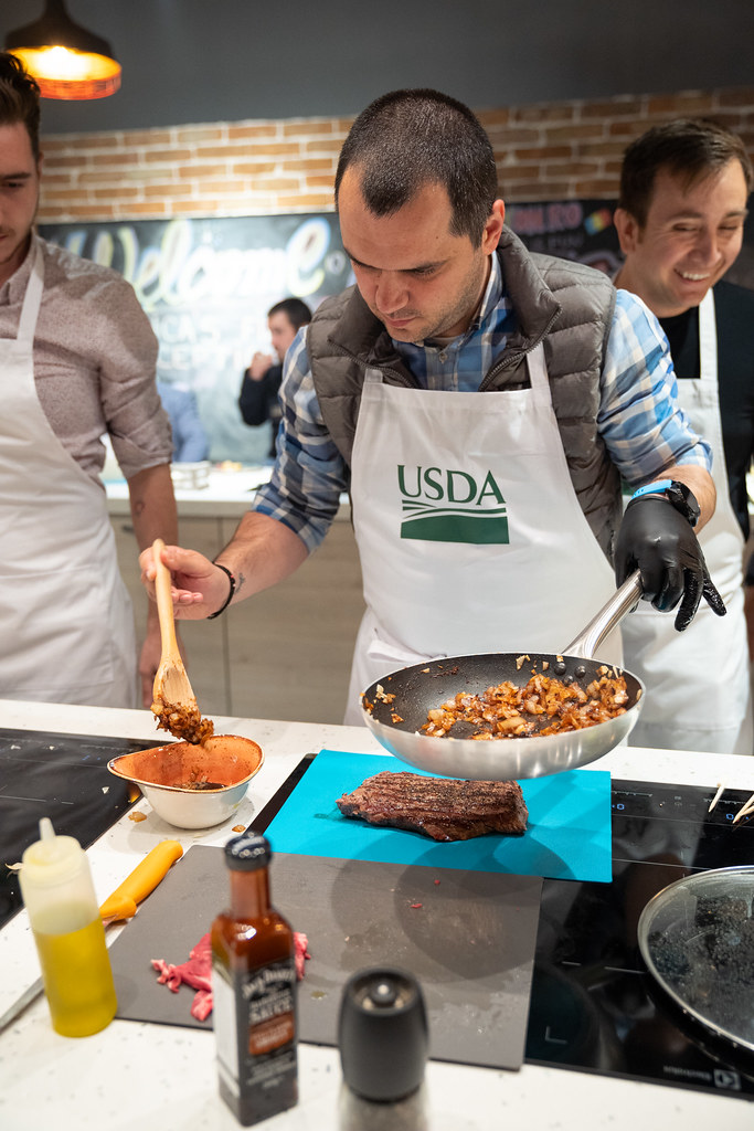 usda şefiyle profesyonel mutfakta et pişirme teknikleri ve sos hazırlığı