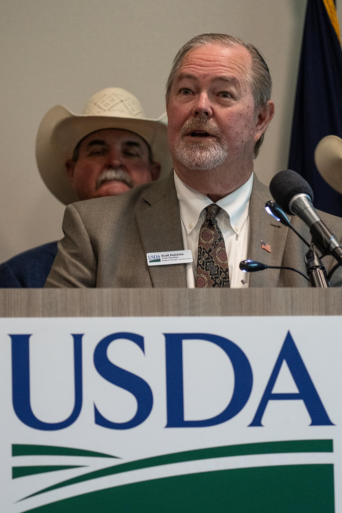 USDA yetkilisi resmi basın toplantısında tarım politikalarını açıklıyor