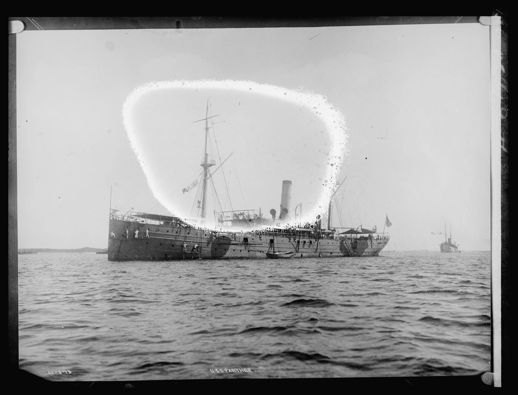 USS Antietam savaş gemisinin eski siyah beyaz fotoğrafı ve parlama detayı