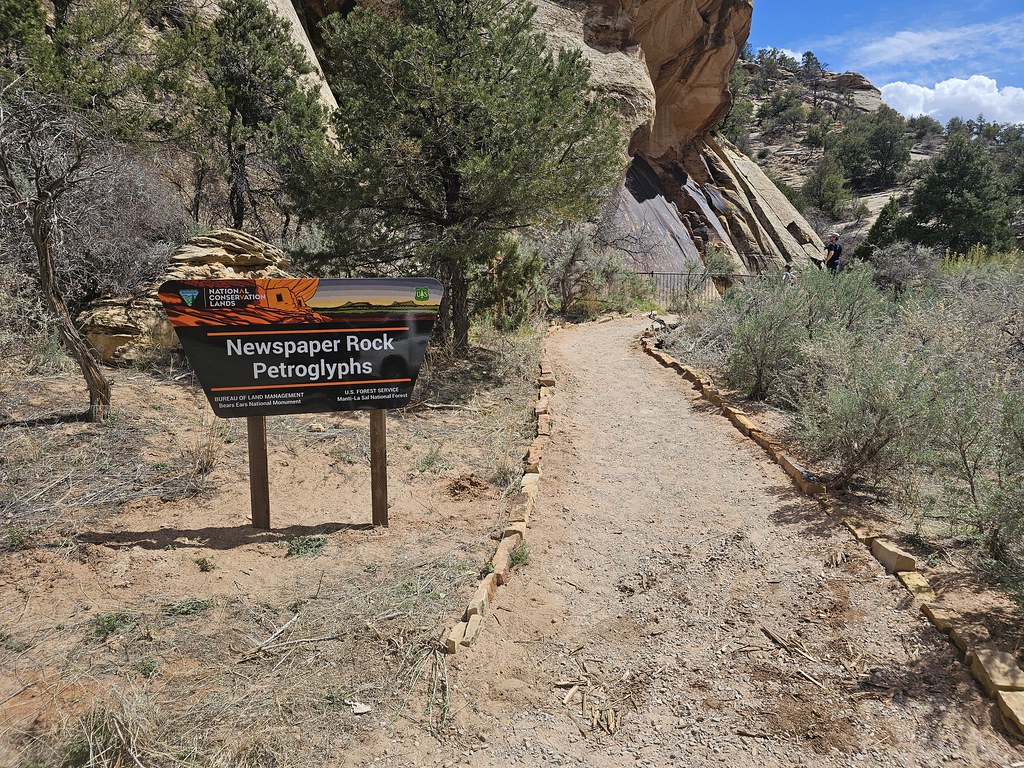 utah newspaper rock petroglif alanı tabelası ve çöl patikası manzarası
