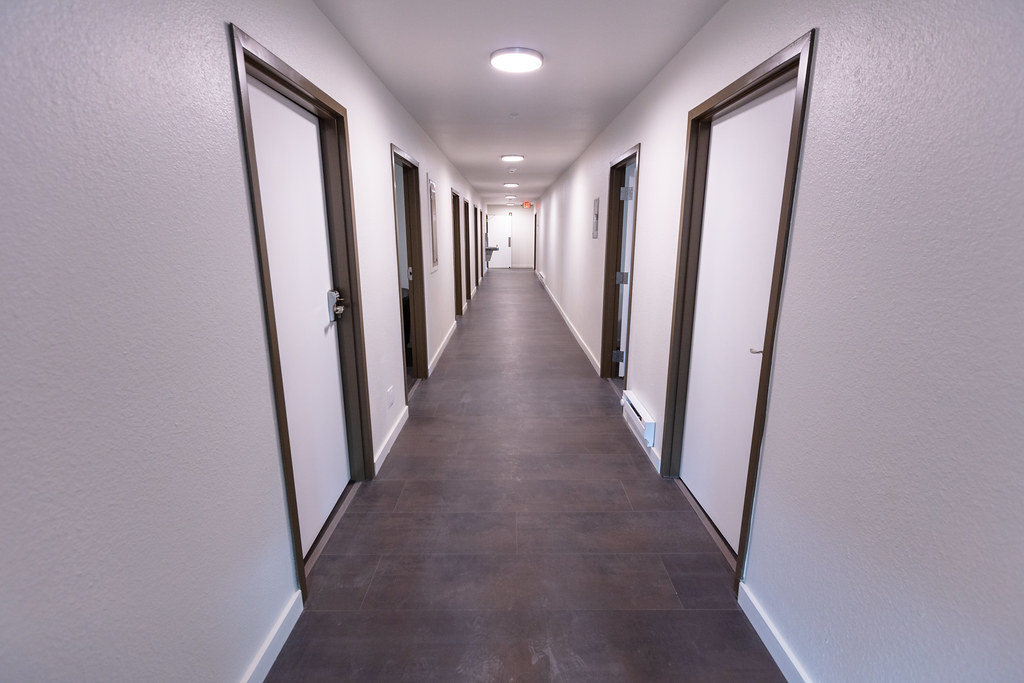 Uzun Beyaz Koridor ve Sıralı Kapılar: Modern Apartman İç Mimari