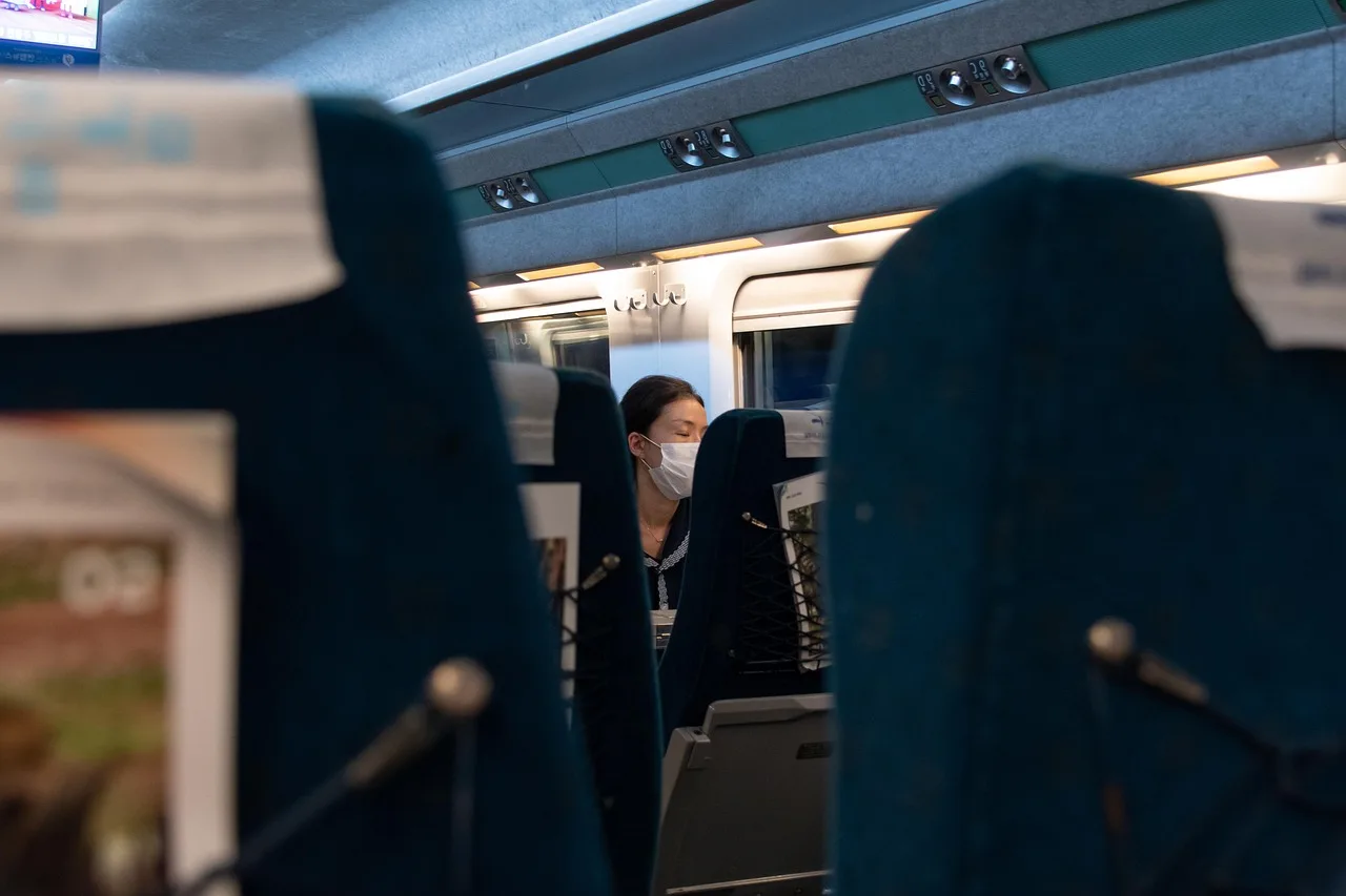 Uzun mesafe ekspres tren kompartıman içi fotoğrafı