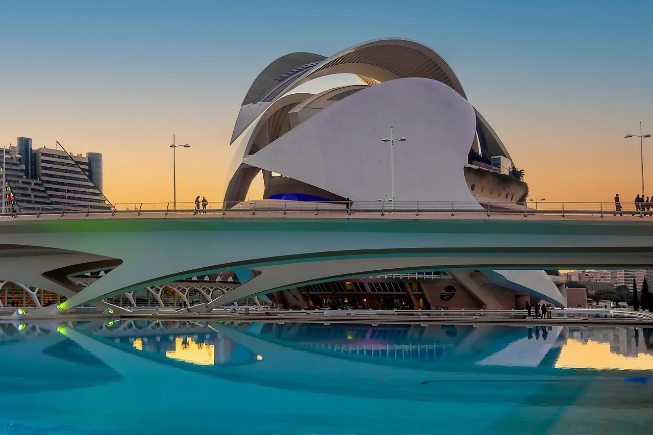 Valencia Kraliçe Sofia Sanat Sarayı modern mimari günbatımı