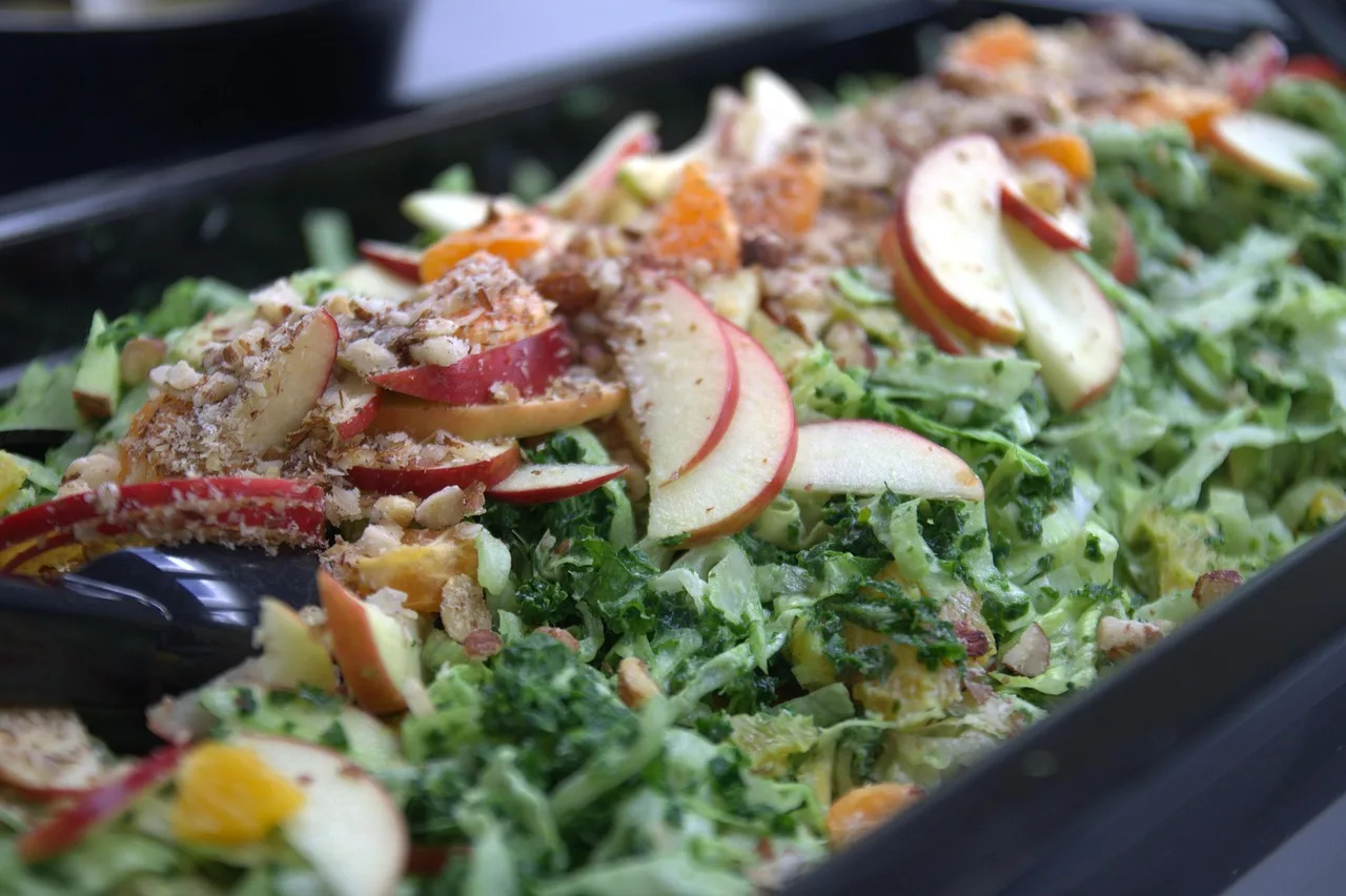 Vegan sağlıklı salata - lezzetli renkli tabak