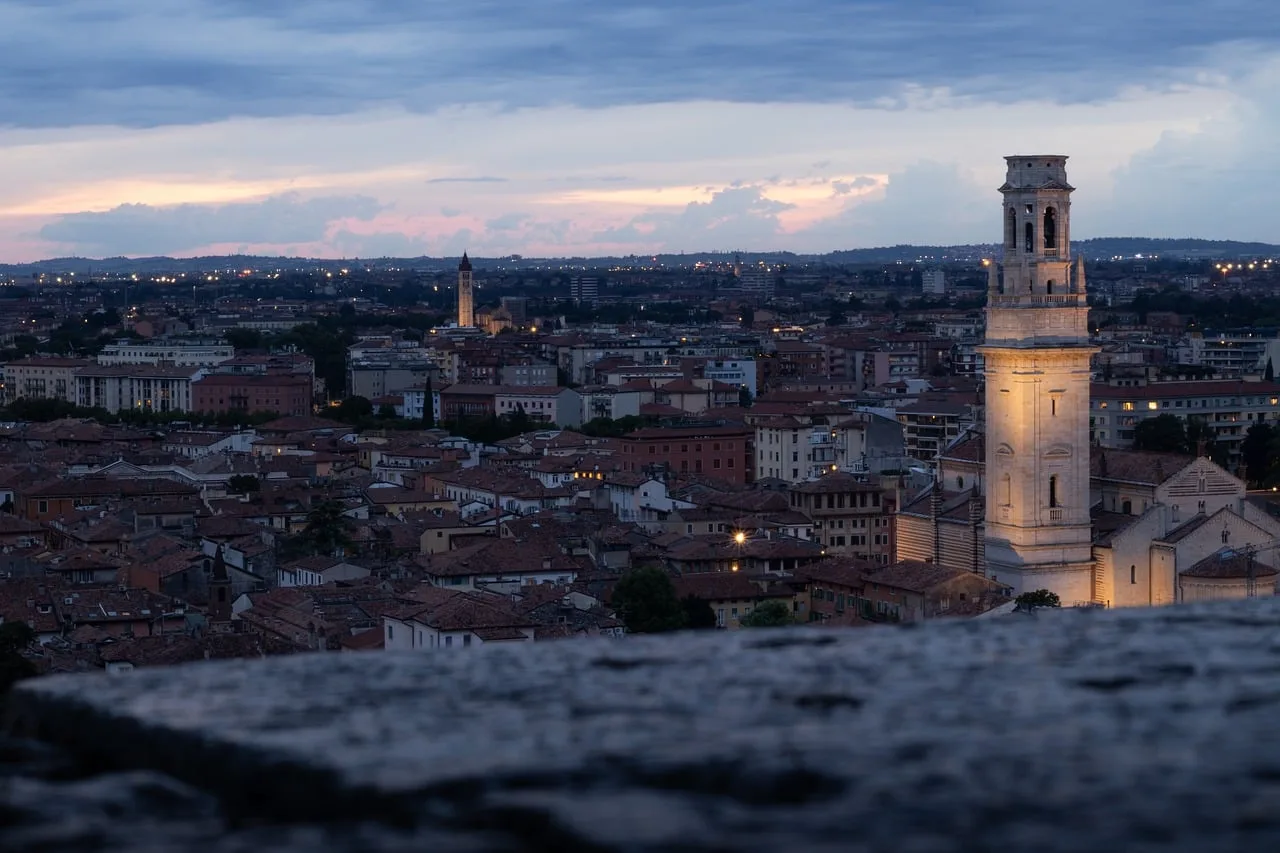 Verona gece şehir manzarası - İtalya mimari turizm