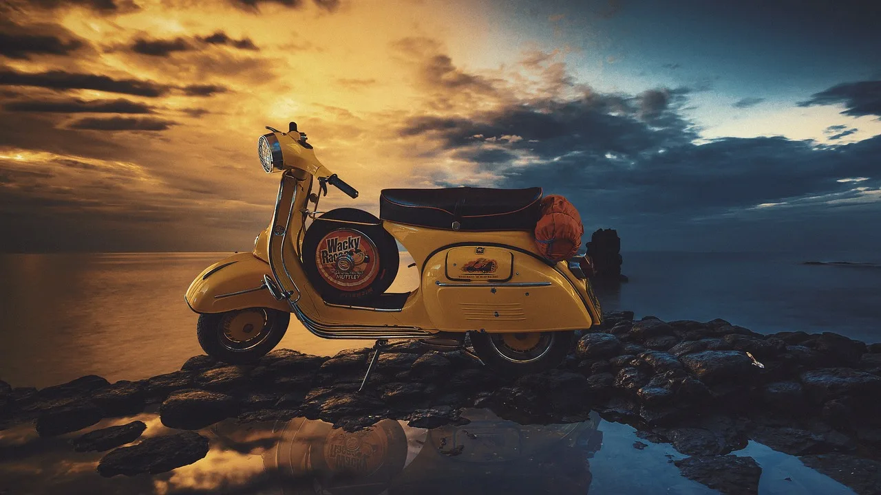 Vespa scooter doğa gezisi gün batımı
