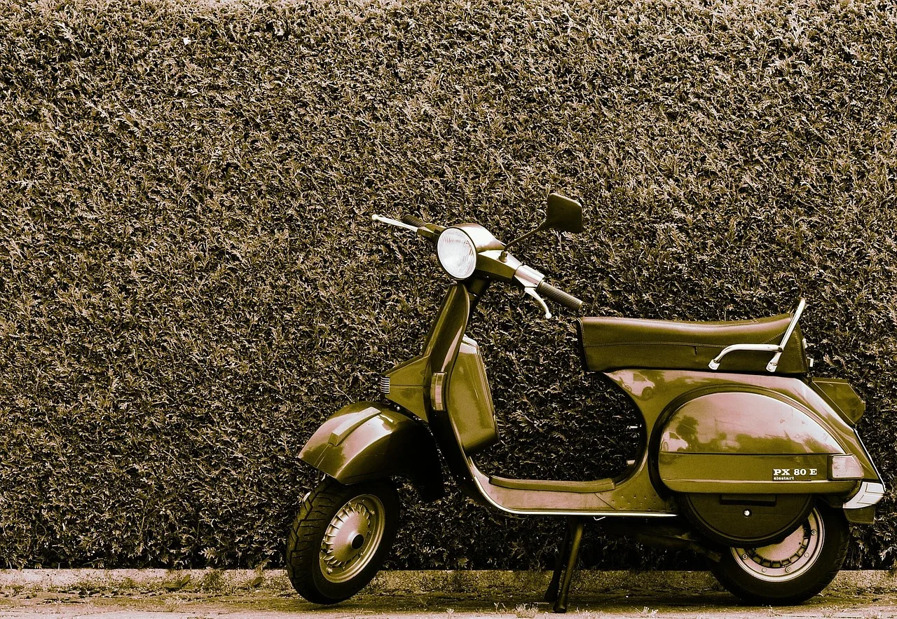 Vespa scooter fotoğrafı - şehir içi hız Vespa scooter fotoğrafı - şehir içi hız
