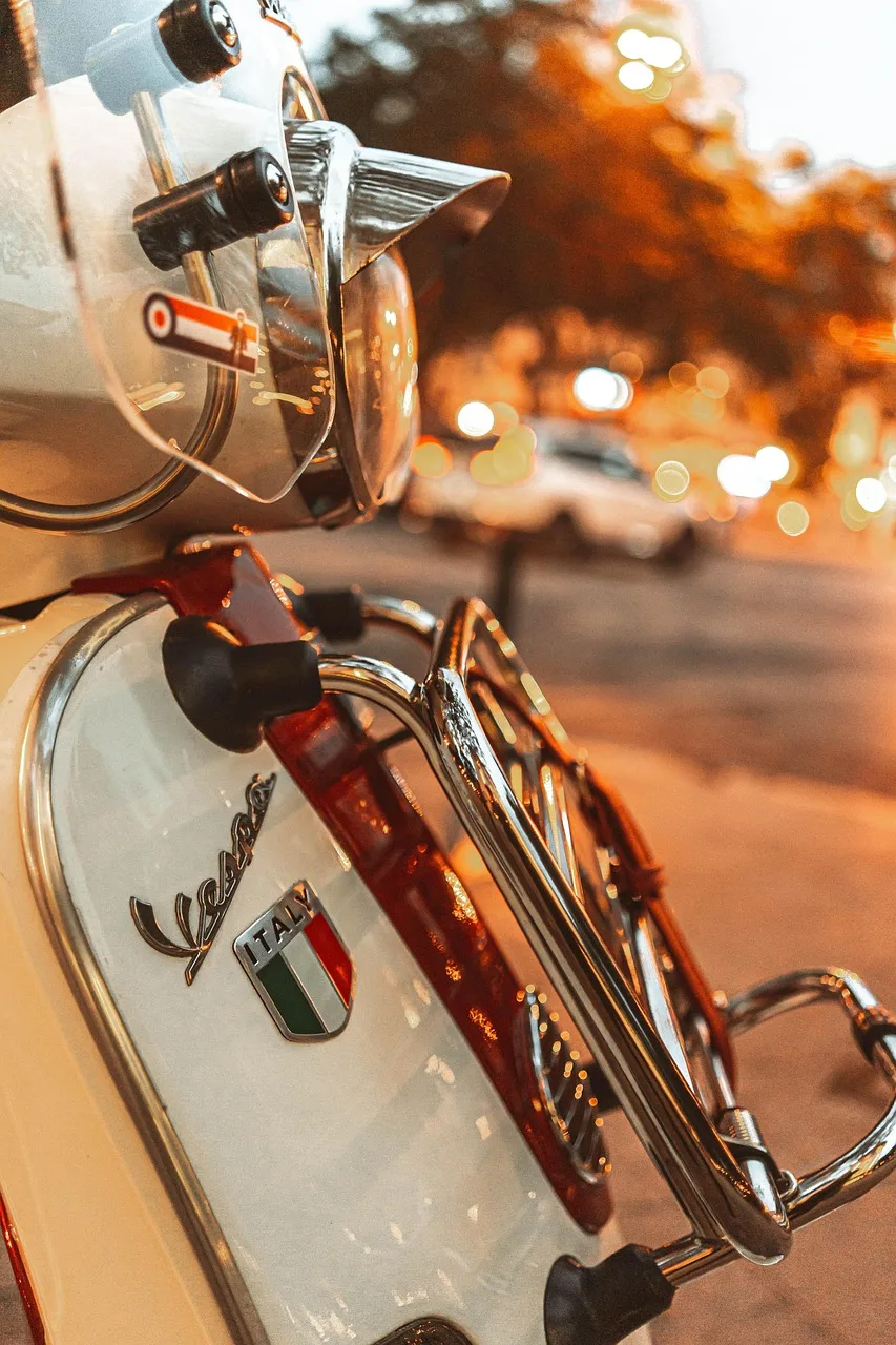 Vespa scooter günbatımı şehir manzarası - Vietnam havası Vespa scooter günbatımı şehir manzarası - Vietnam havası