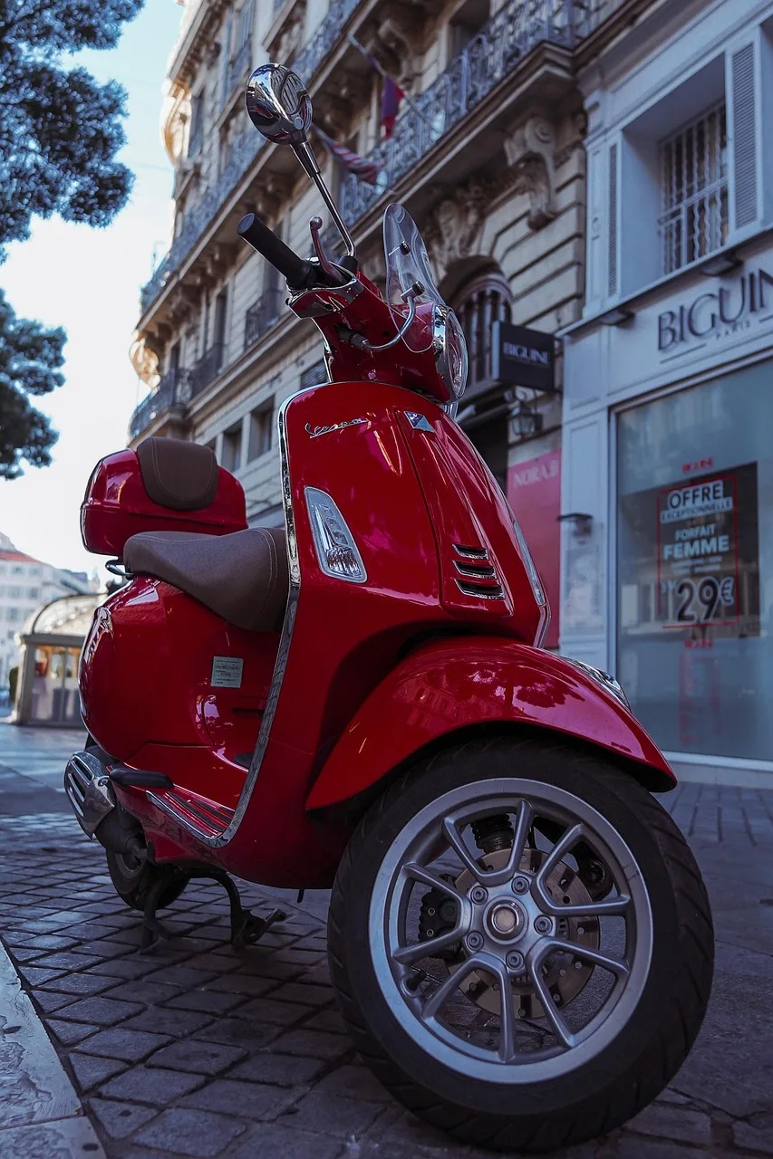 Vespa scooter parkta yolculuk anı