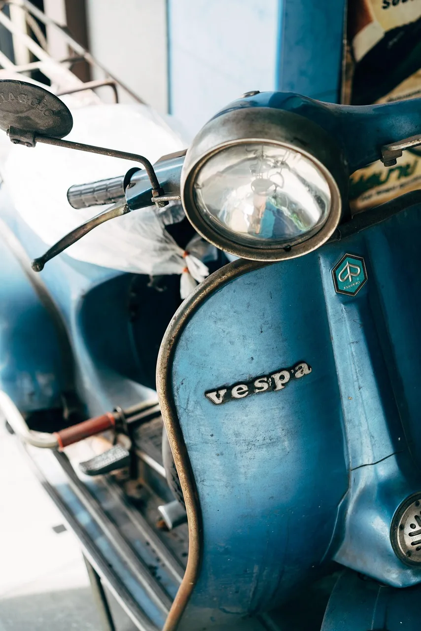 Vespa scooter retro tarzı asi şehir yolu
