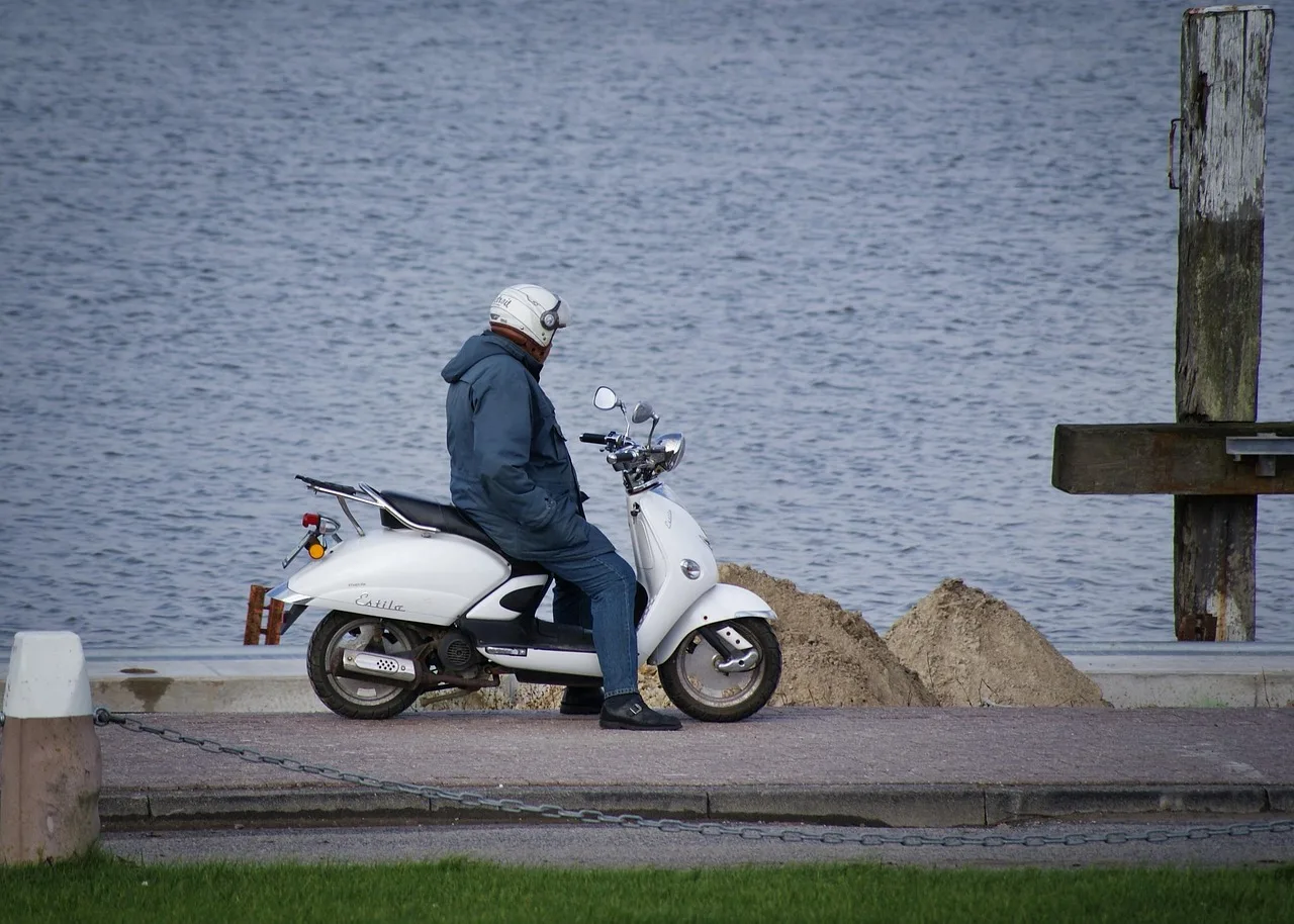 Vespa scooter sahil kenarında seyahat fotoğrafı