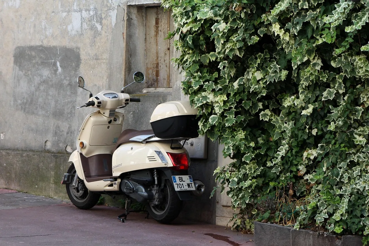 Vespa scooter ve bisiklet - güney Fransa