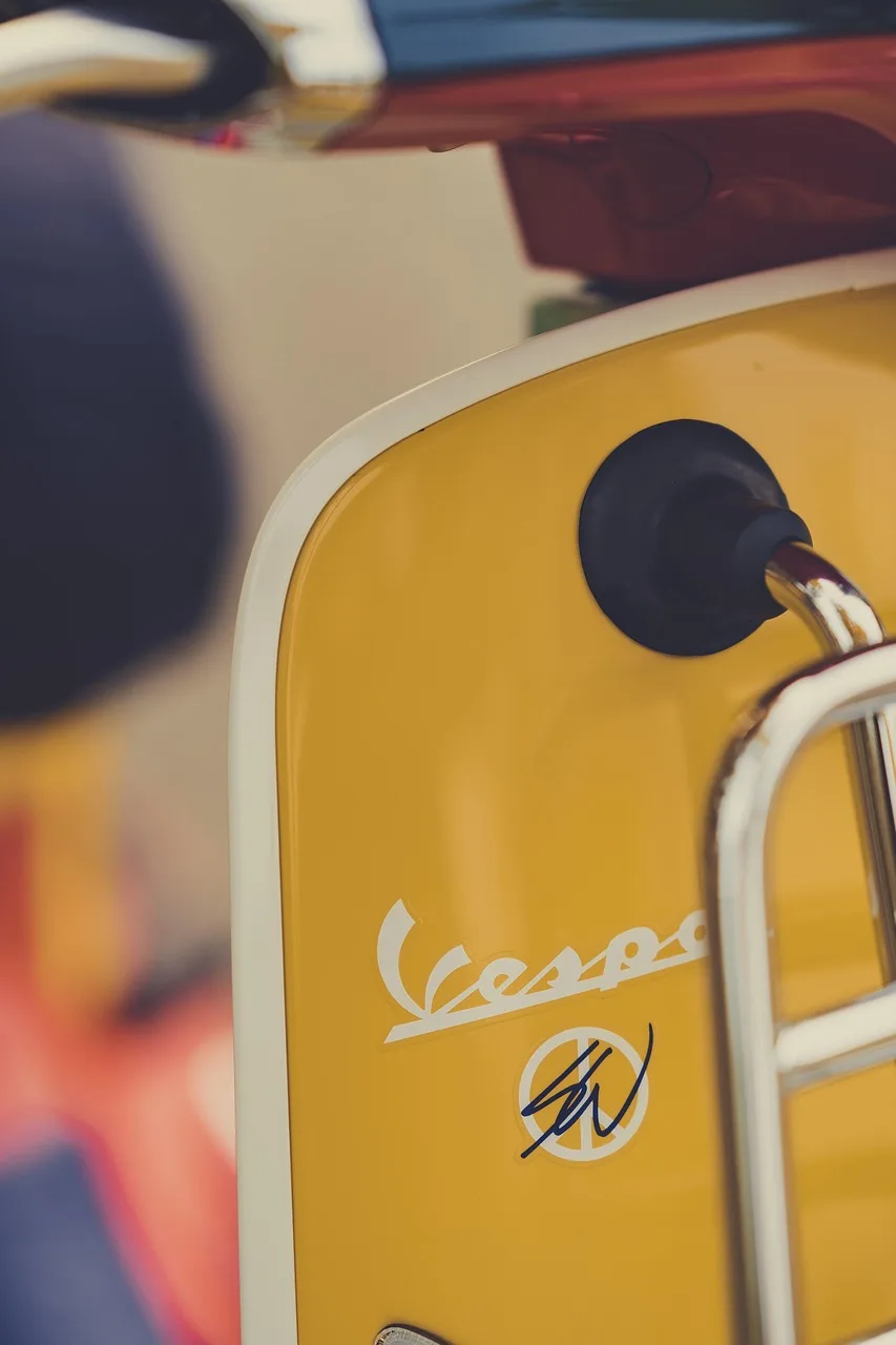 Vespa vintage scooter sokakta retro fotoğraf