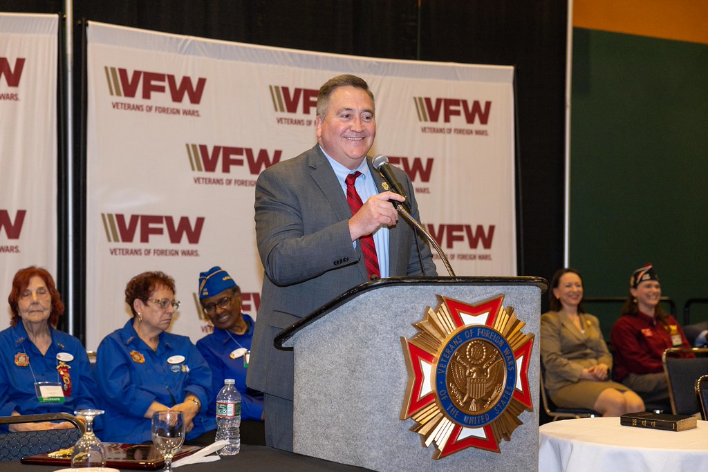 VFW Gaziler Derneği etkinliğinde kürsüden konuşma yapan yetkili