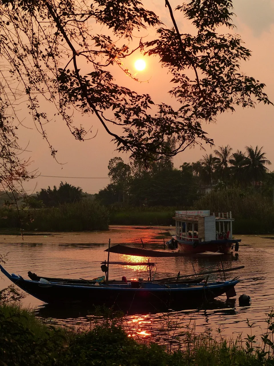 Vietnam gün batımı manzarası - nehirde tekne
