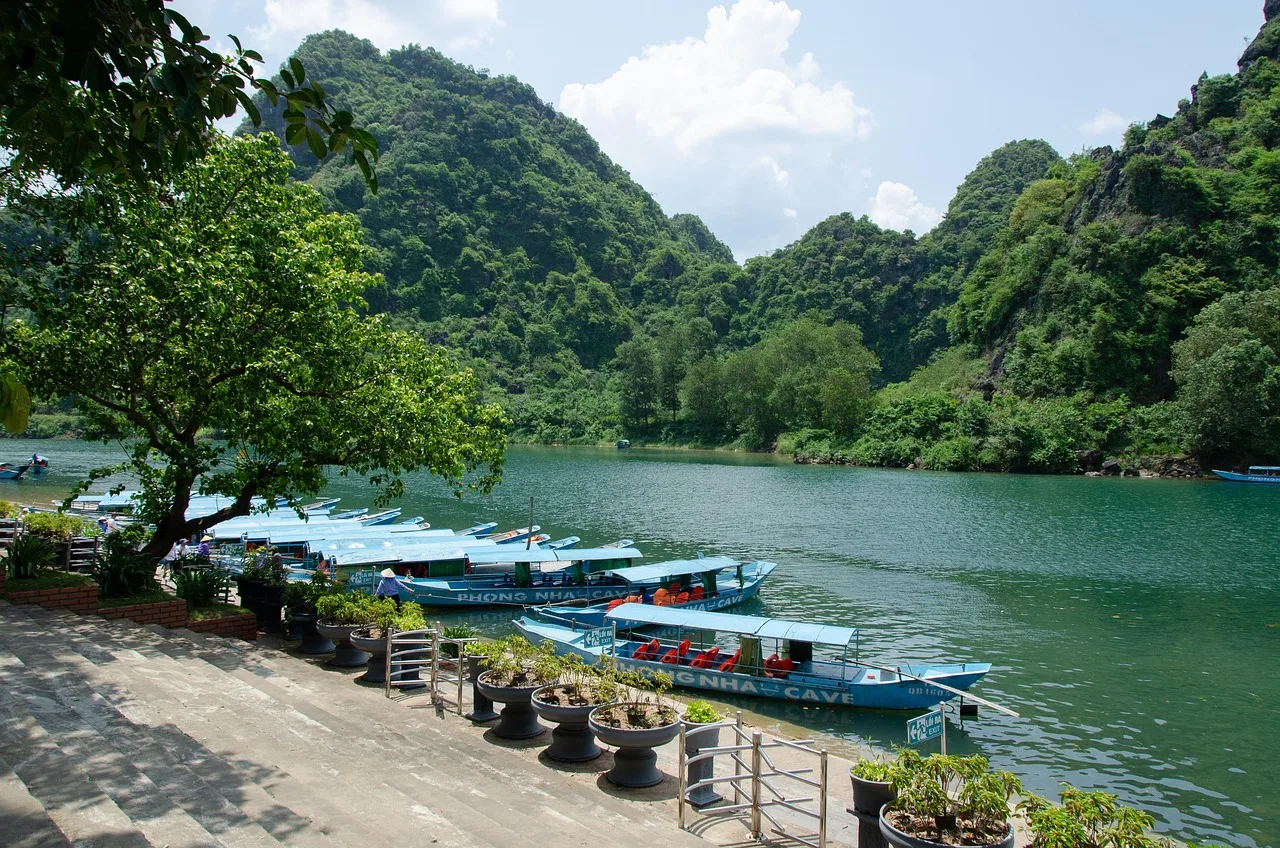 Vietnam karst dağları ve nehirde tekne turu