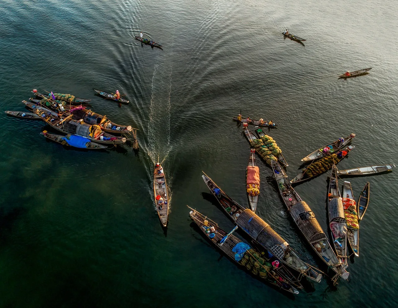 Vietnam nehir pazarı - balıkçı tekneleri