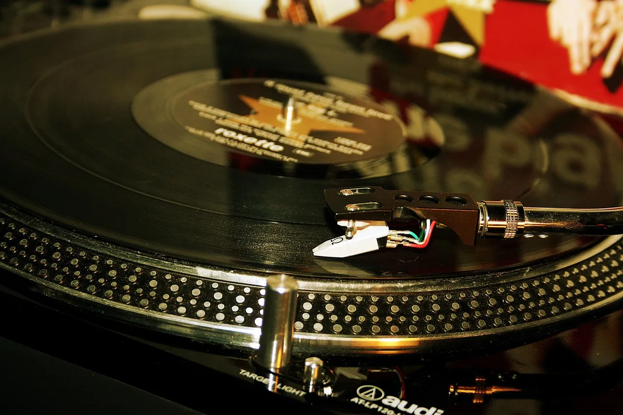Vinil çalar ve miksaj ekipmanı - gece kulübü sahnesi Vinil çalar ve miksaj ekipmanı - gece kulübü sahnesi