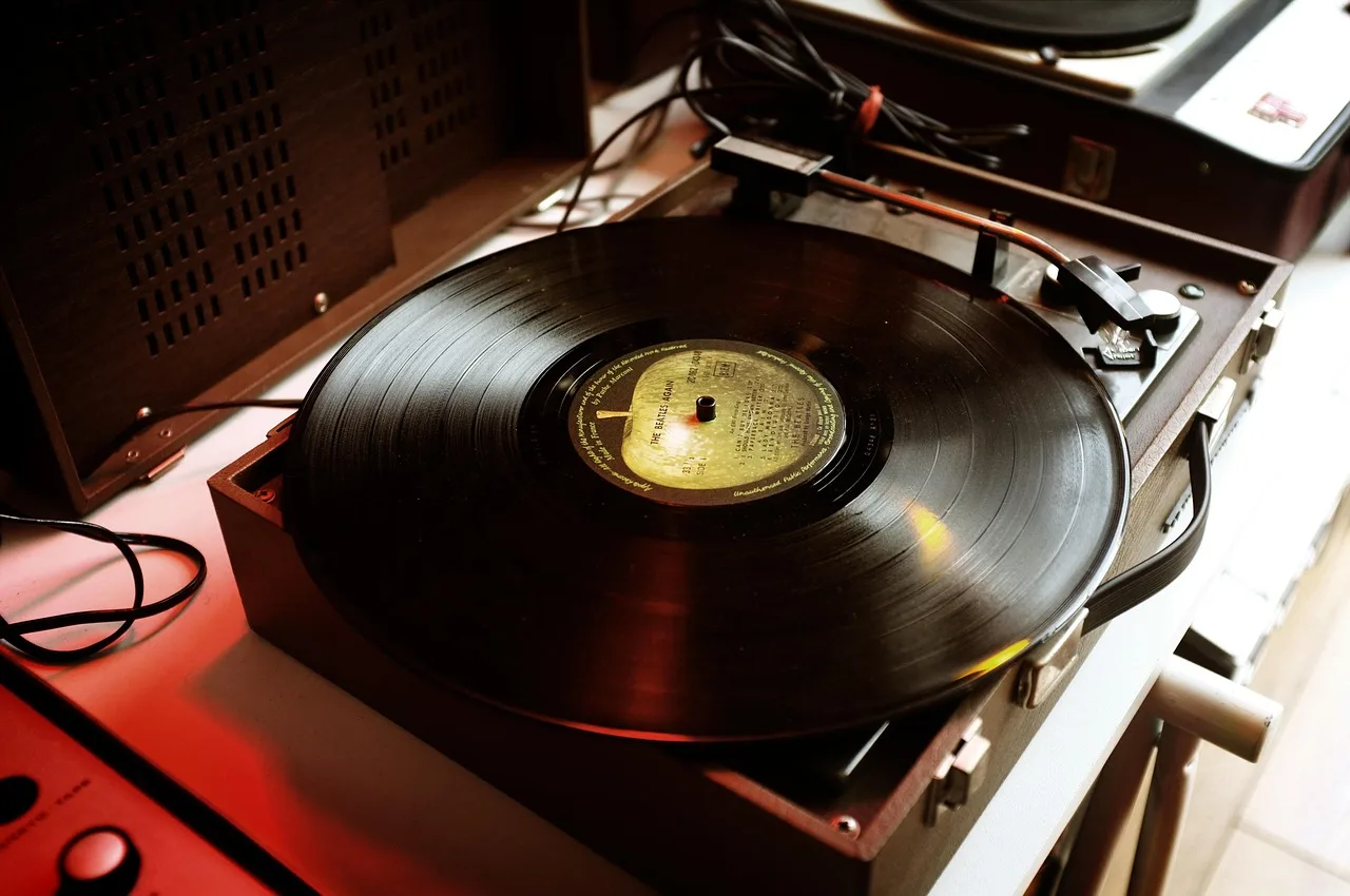 Vinil çalma makinesi yakın çekim - retro müzik
