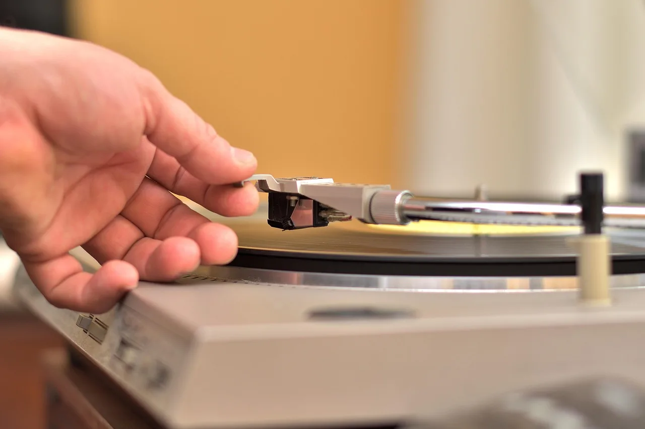 Vinil gramofon ve retro plak çalar