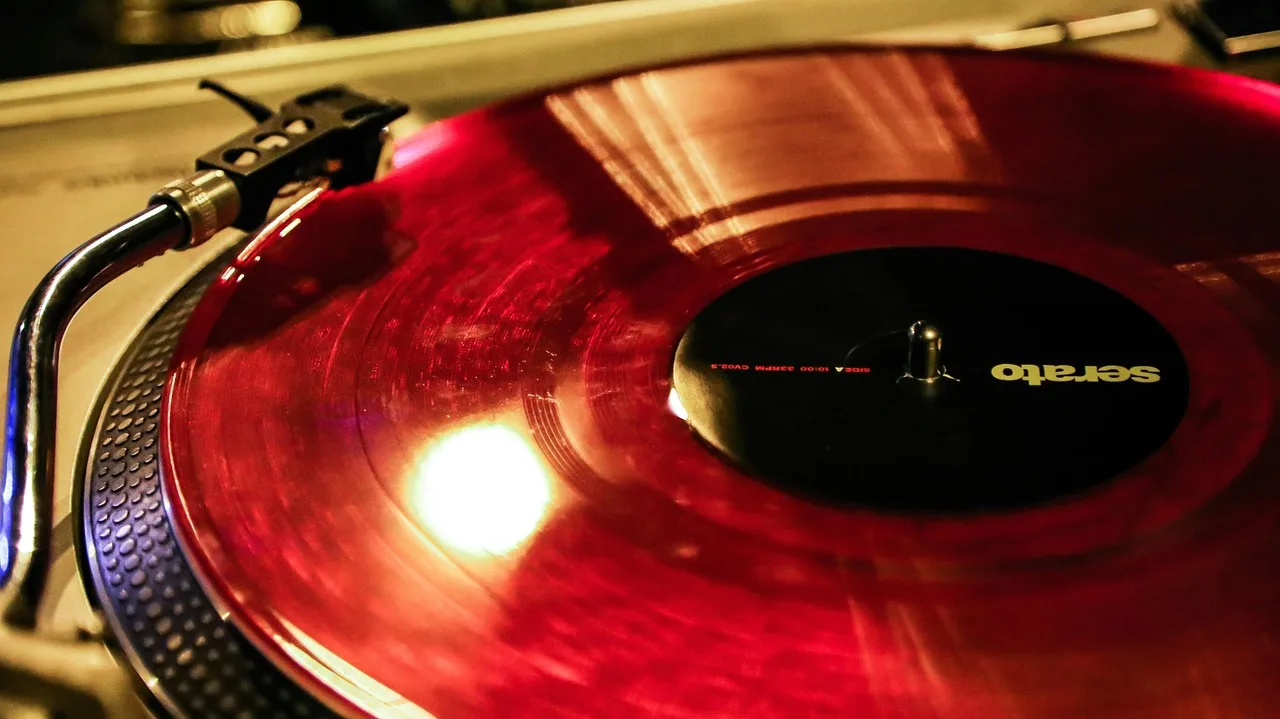 Vinil plak çalan DJ sahnesi - parti atmosferi