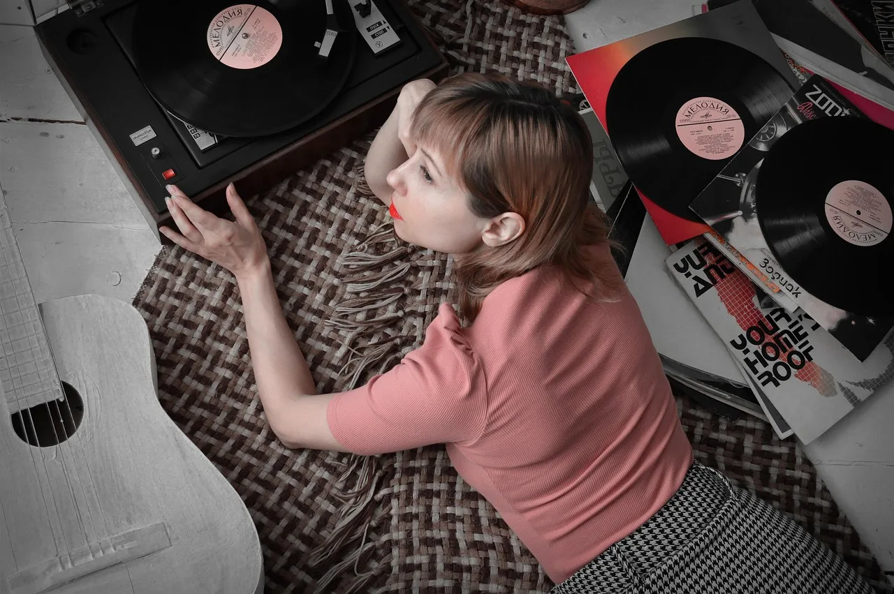 Vinil plak çalan kadın - retro müzik keyfi