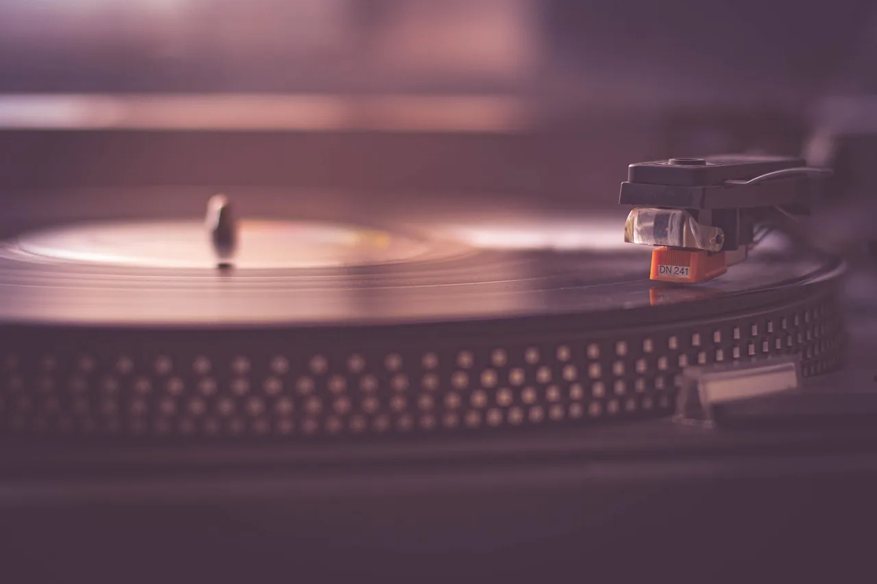 Vinil plak çalan pikapla müzik keyfi