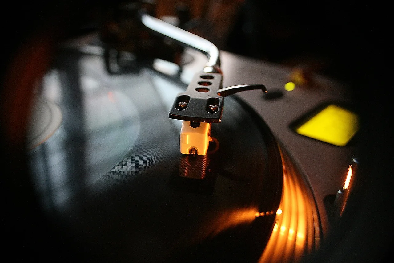 Vinil plak çalan retro dj seti - gece partisi