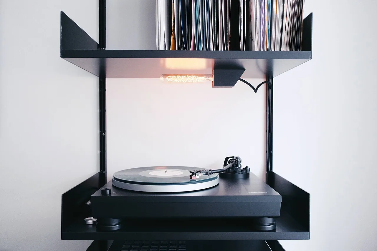 Vinil plak çalar - retro müzik atmosferi