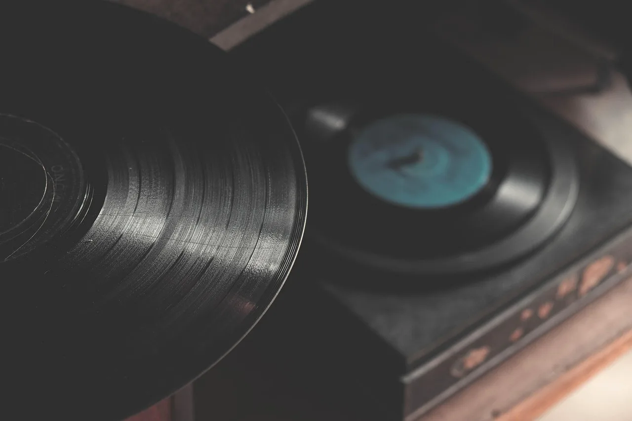 Vinil plak çalar ve retro döner masa
