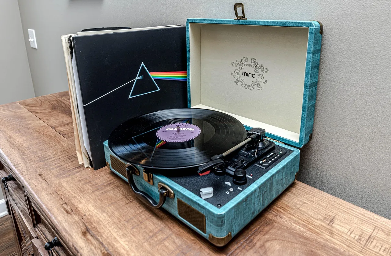 Vinil plak çalar ve retro turntable fotoğrafı