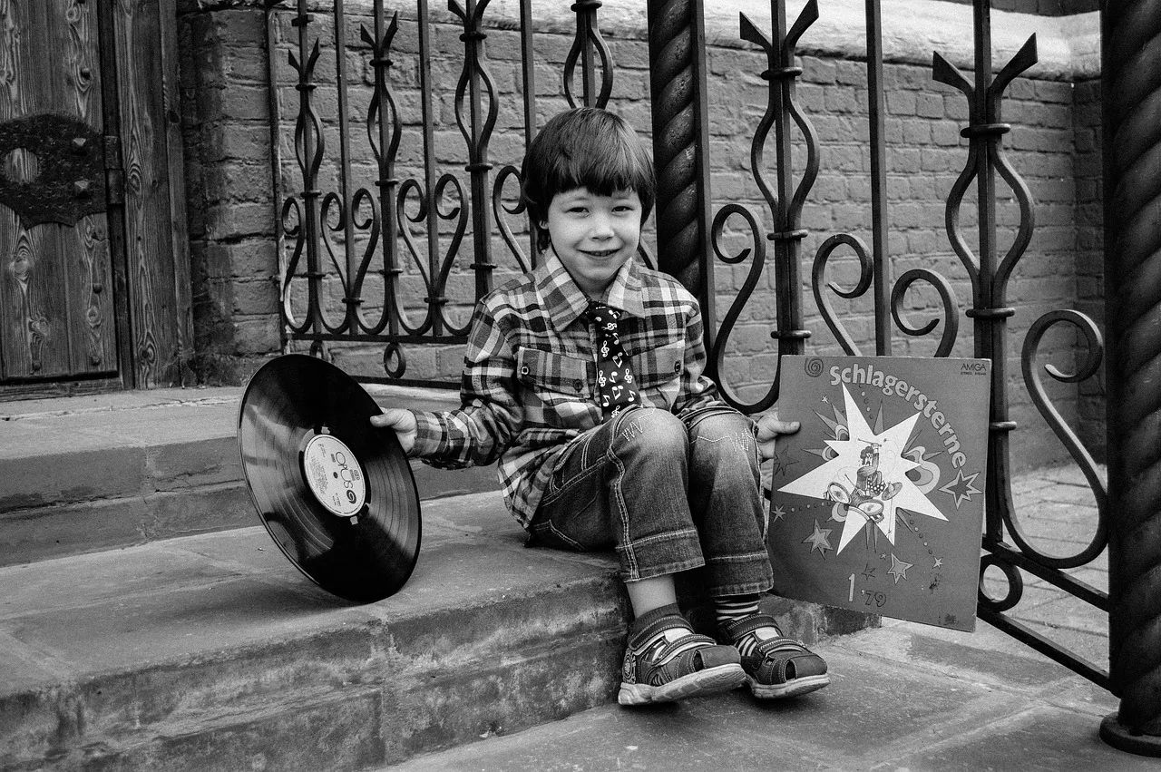 Vinil plak dinleyen çocuk portresi - nostaljik yaz anısı