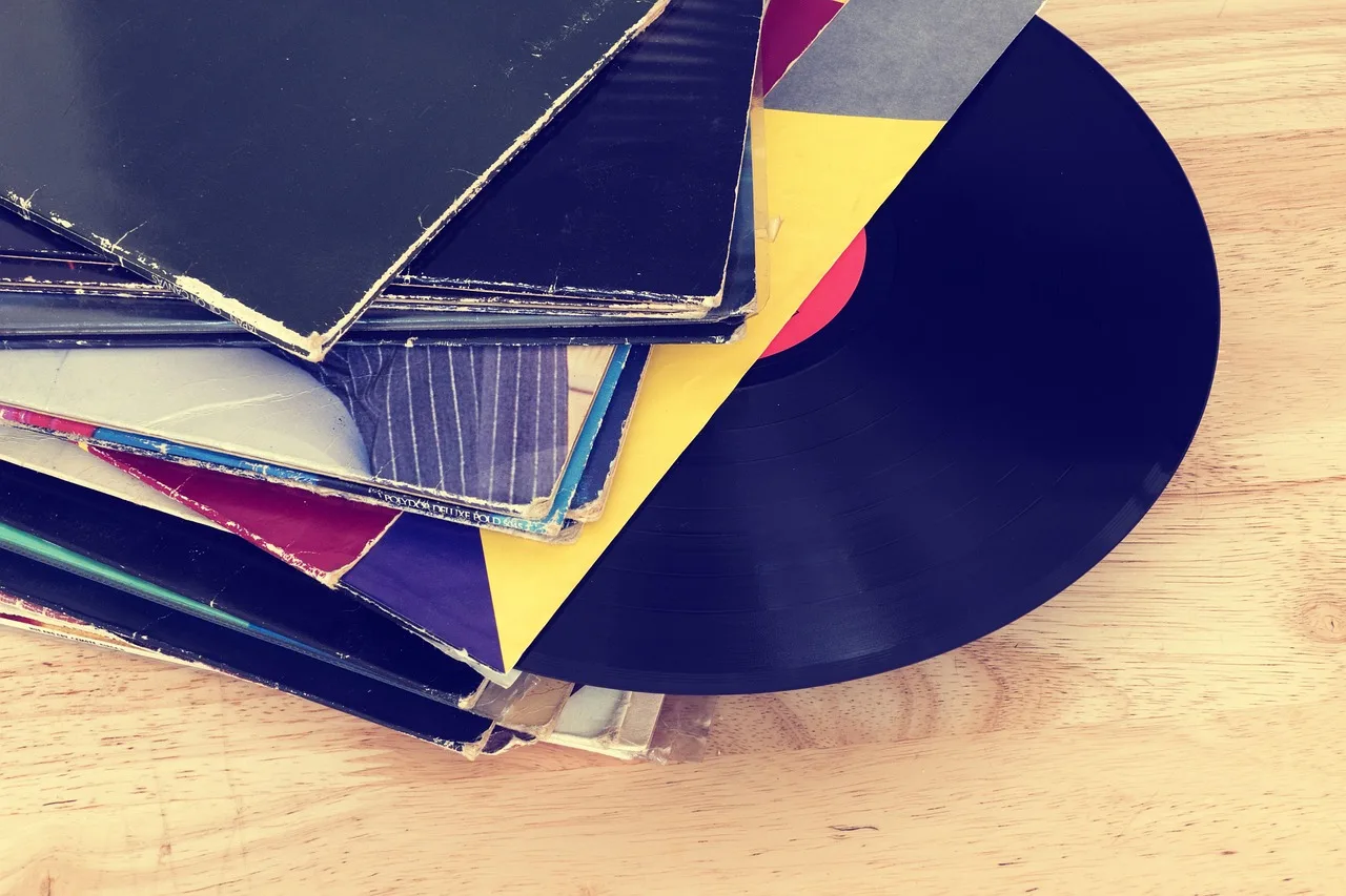 Vinil plak dönen retro müzik parçası