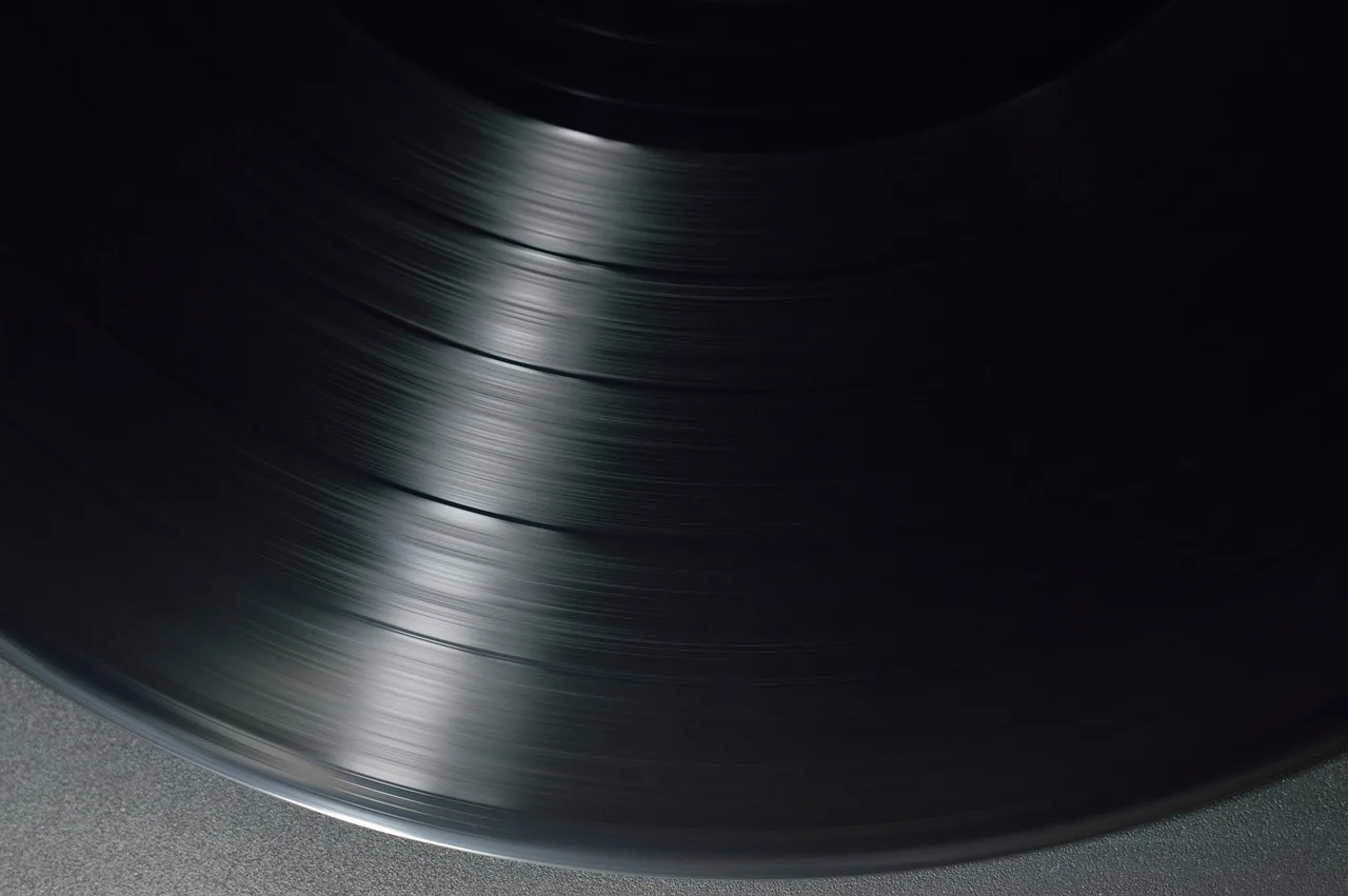 Vinil plak döner tabla üzerinde retro müzik