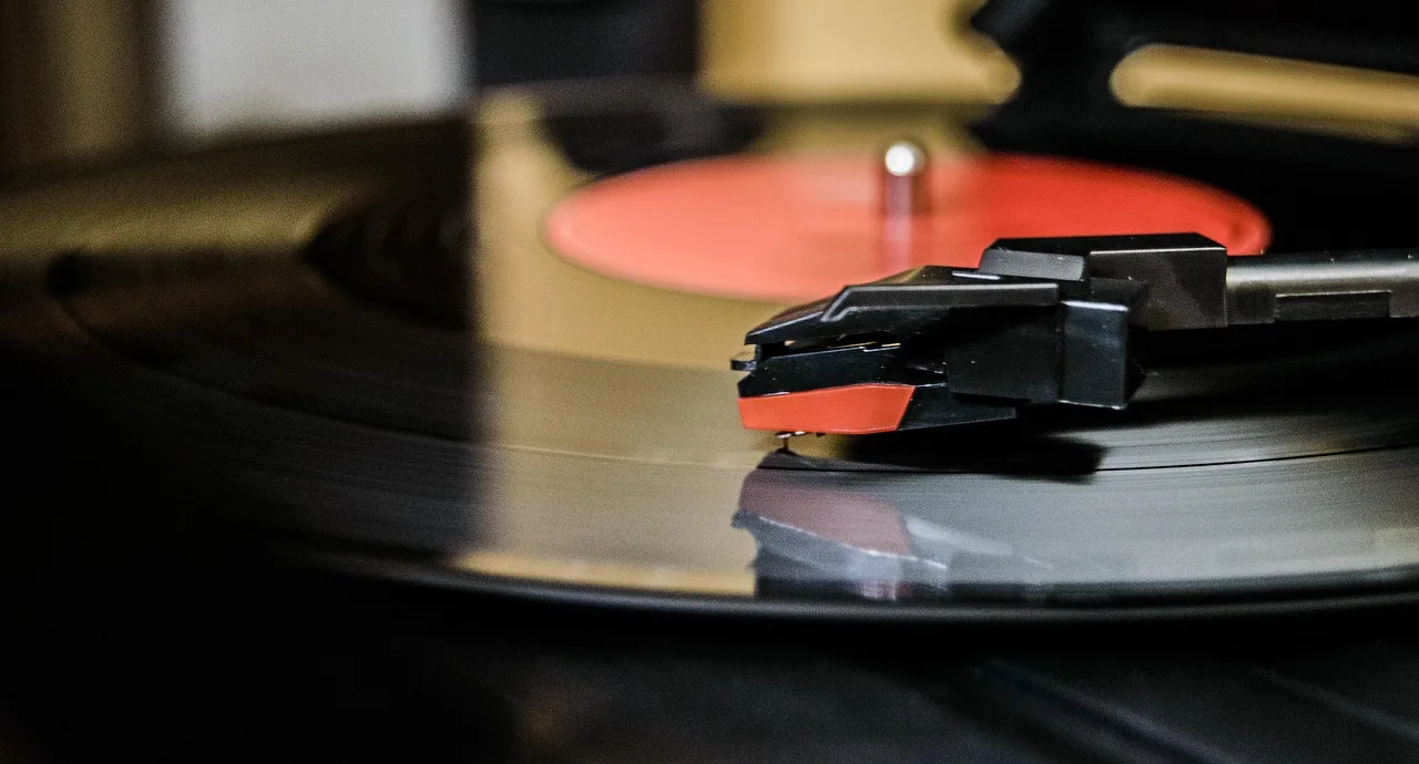Vinil plak pikap üzerinde çalıyor - retro müzik keyfi