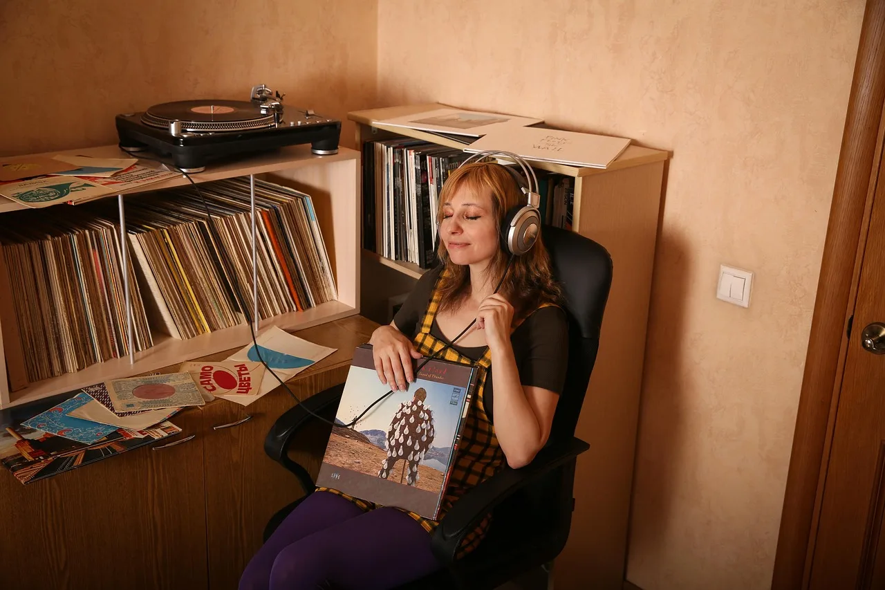 Vinil plakalı genç kadın müzik köşesi - retro koleksiyon