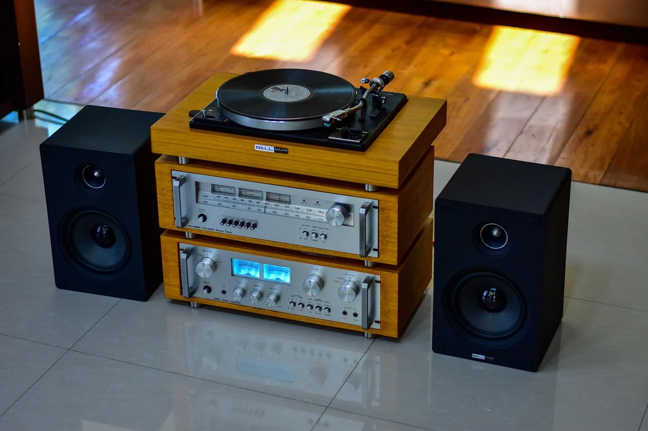 Vinil plaklar ve vintage müzik atmosferi