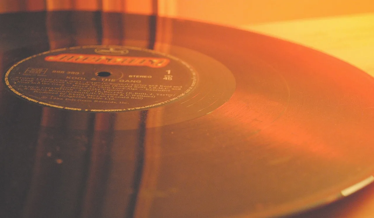 Vinil plaklarla dolu konser sahnesi - retro müzik