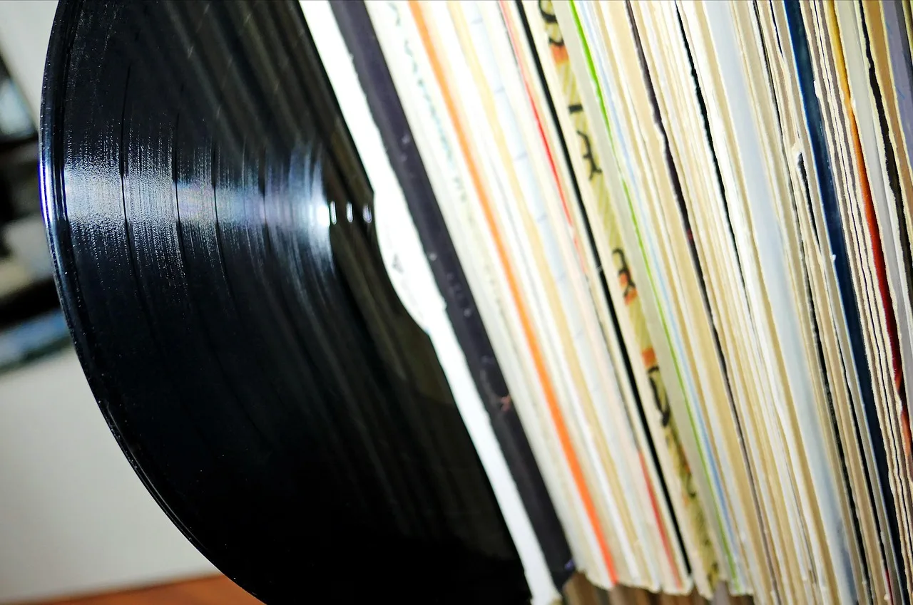 Vinil plaklı nostaljik konser atmosferi