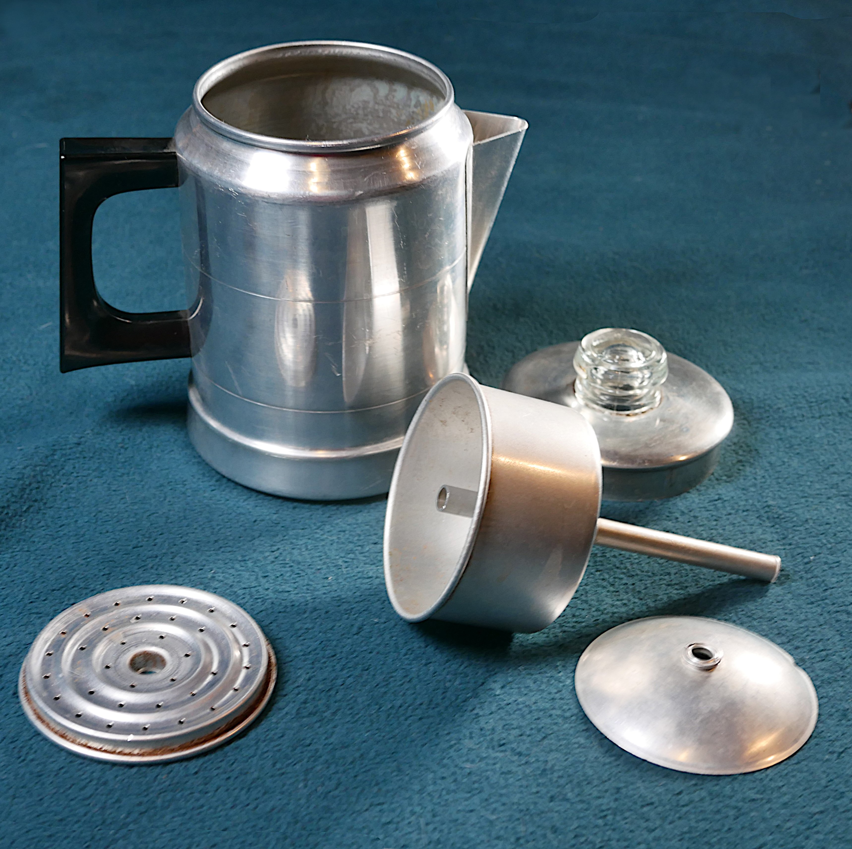 Vintage Alüminyum Kahve Percolator Parçaları Mavi Zemin Üzerinde