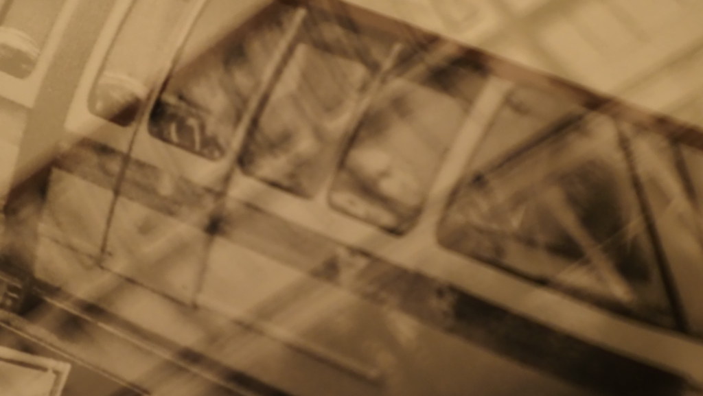 Vintage araba iç mekanı: sepia tonlarında eski otomobil kapı detayı
