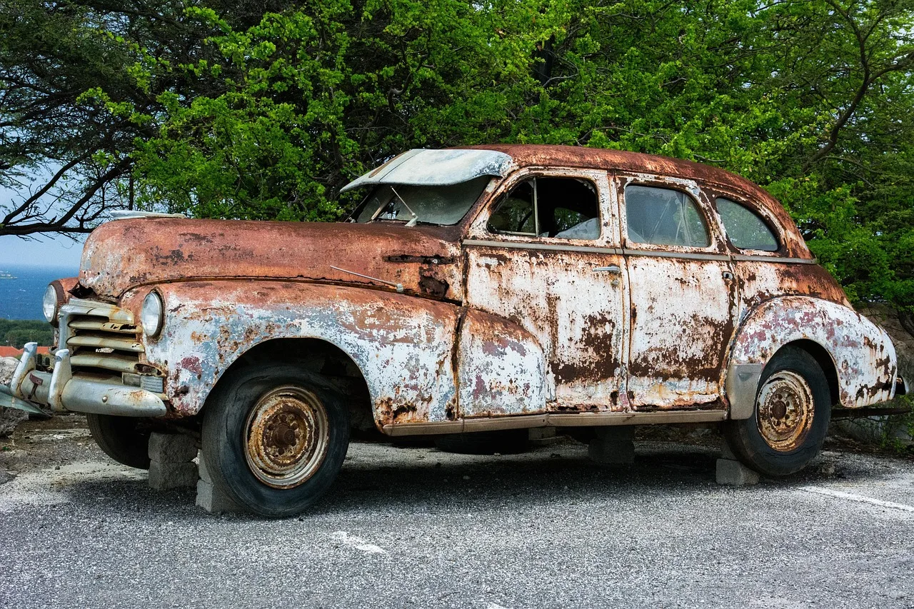Vintage araba paslı klasik otomobil - eski yol