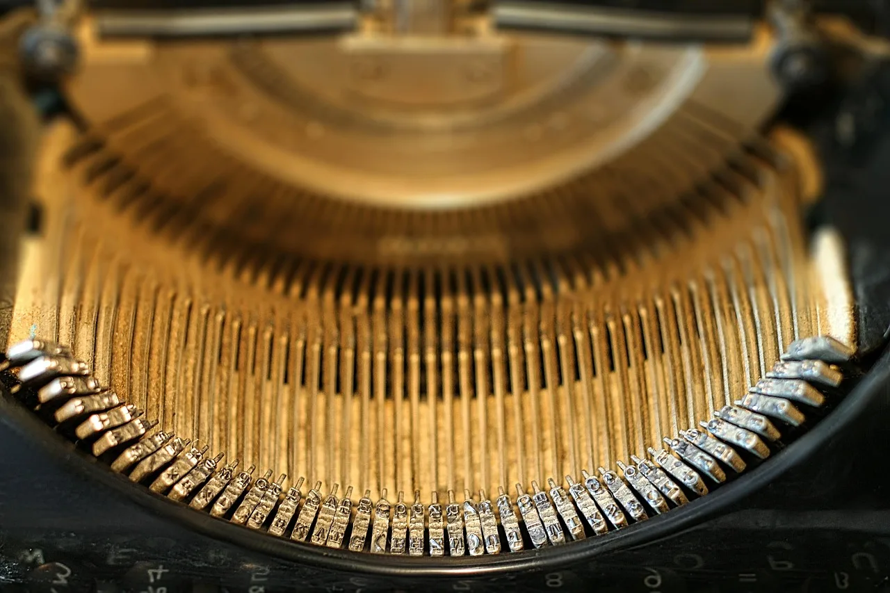 Vintage daktilo makinesi yakından metal detayları