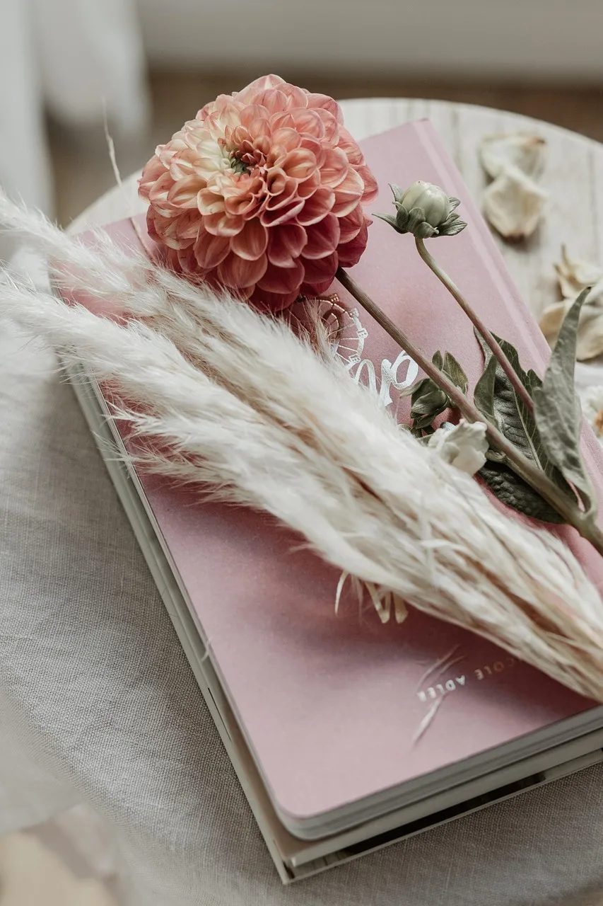 Vintage defter flatlay - yazar ve freelancer