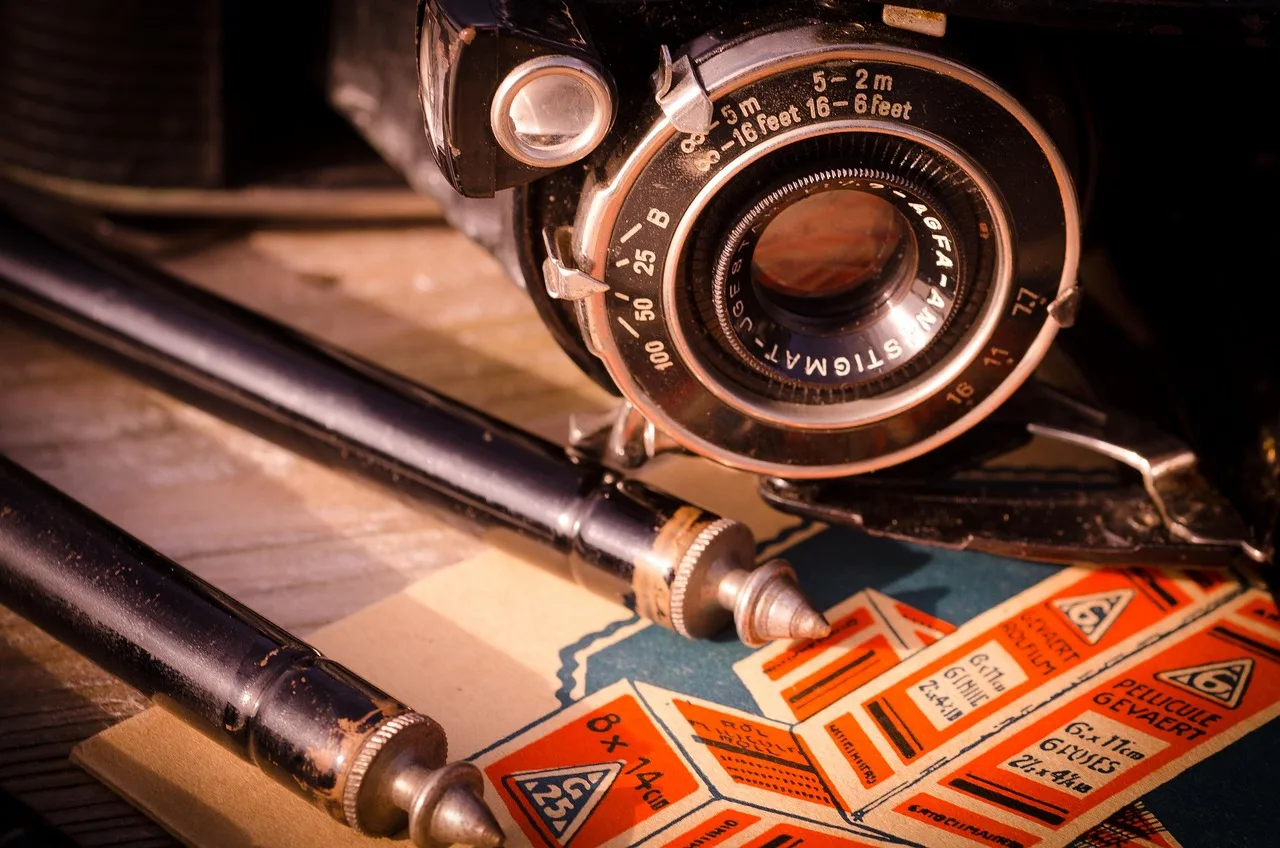 Vintage fotoğraf makinesi ve film makarası detayı
