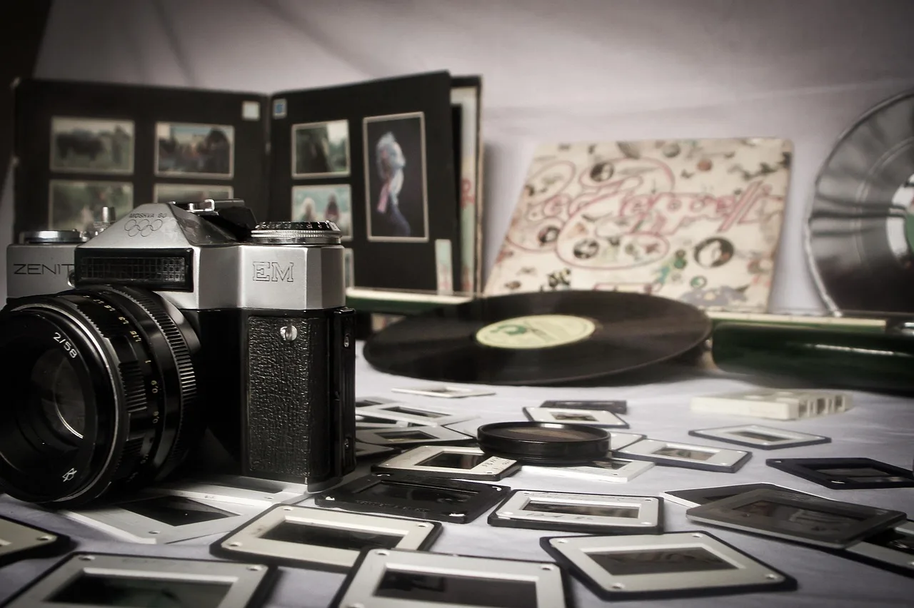 Vintage gri kamera ve retro disk fotoğrafı